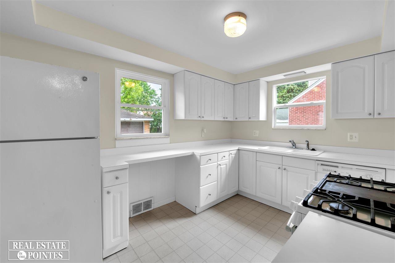 2050 Roslyn Road Grosse Pointe Woods, MI 48236 - Photo 17 of 30