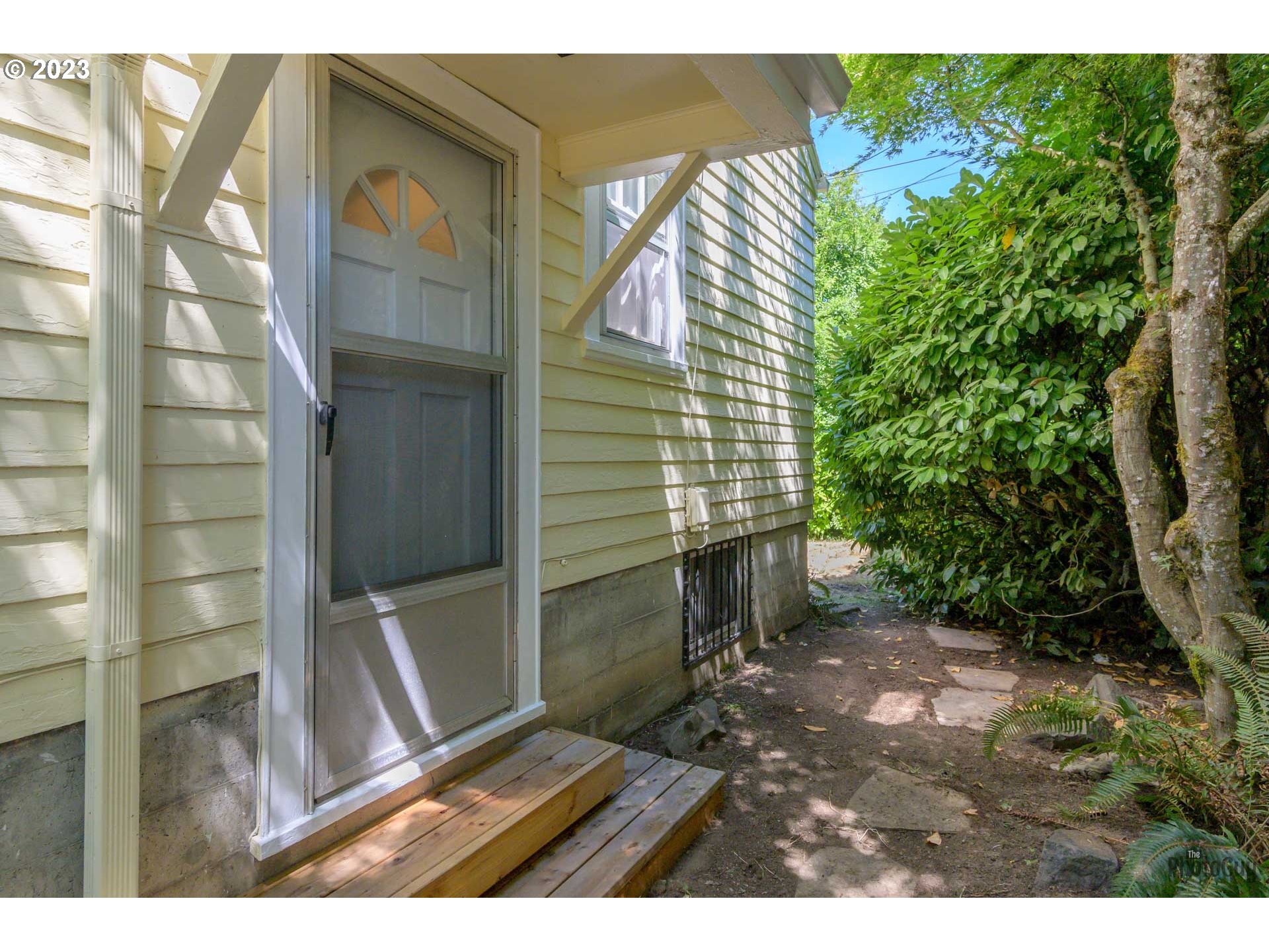 1041 Madison Street Eugene, OR 97402 - Photo 30 of 34 a view of entryway
