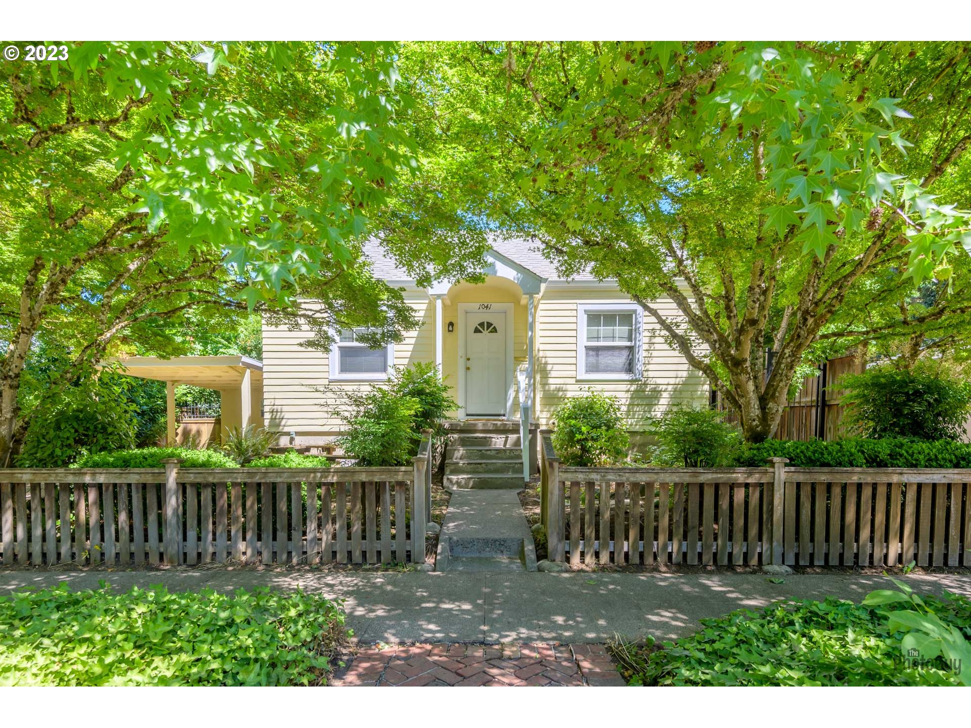 1041 Madison Street Eugene, OR 97402 - Photo 33 of 34 a front view of house with a garden