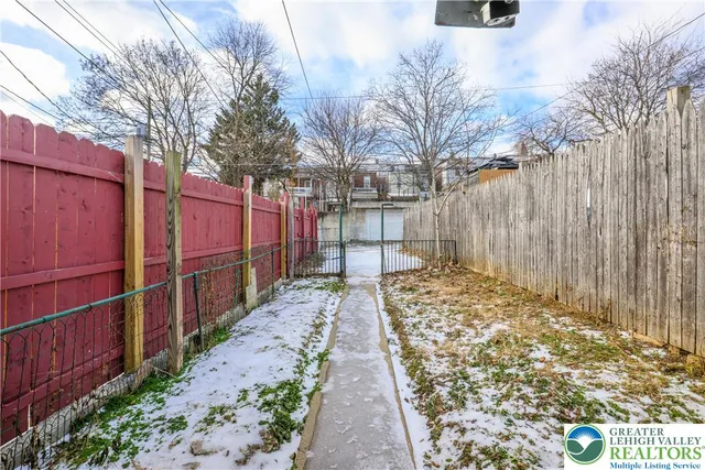 a view of a pathway with a pathway