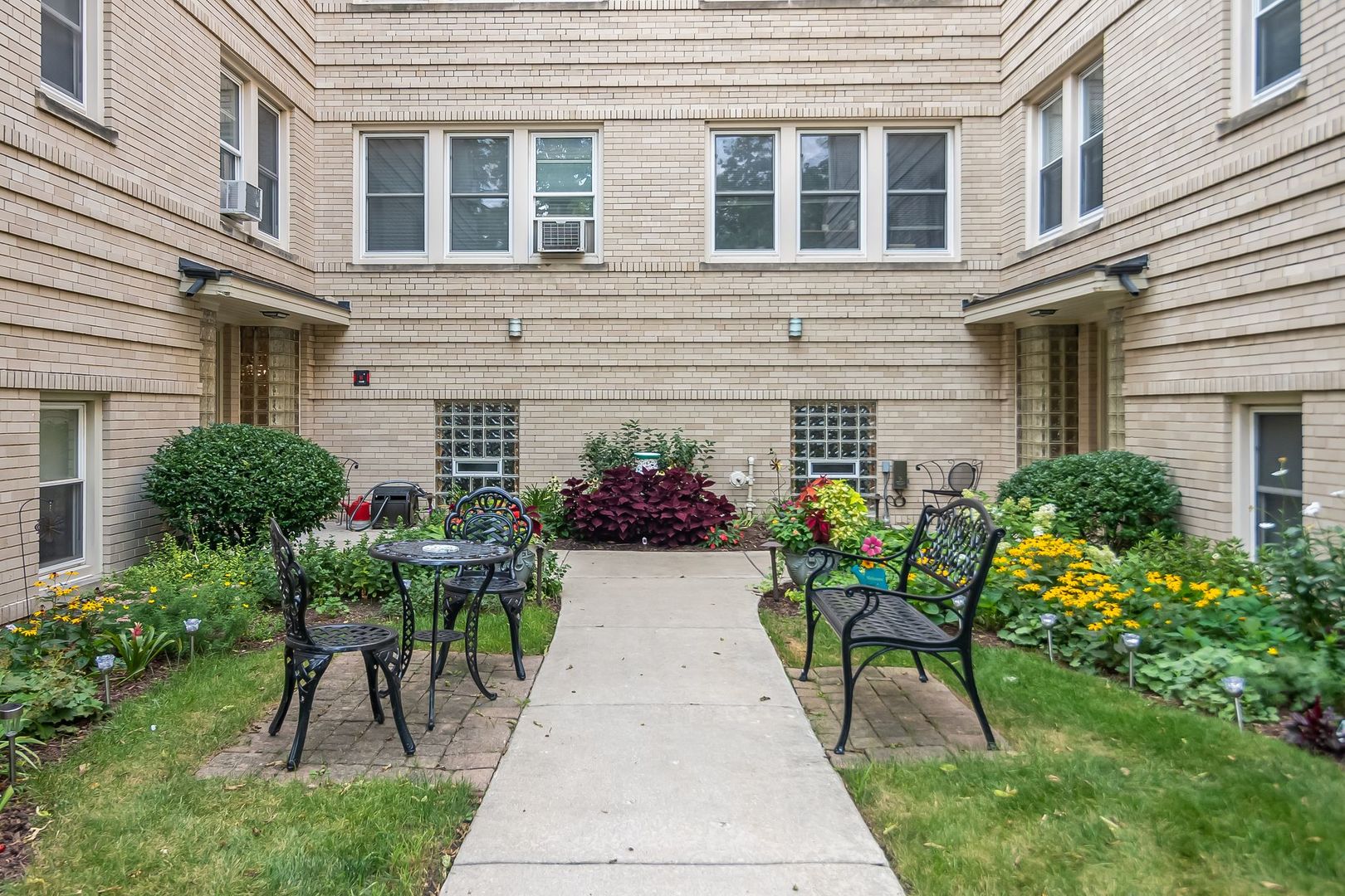 100 Pine Avenue, Unit 5 Riverside, IL 60546 - Photo 2 of 16