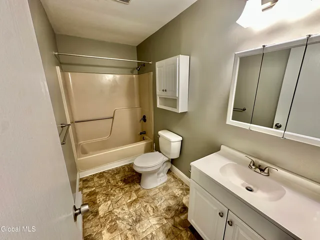 $1,750 | 31 Suncrest Drive, Unit 1, Waterford, NY 12188