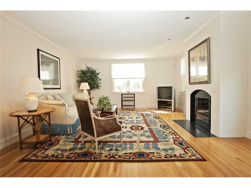 97 Old Beach Road, Unit D Newport, RI 02840 - Photo 8 of 25 Living Room.