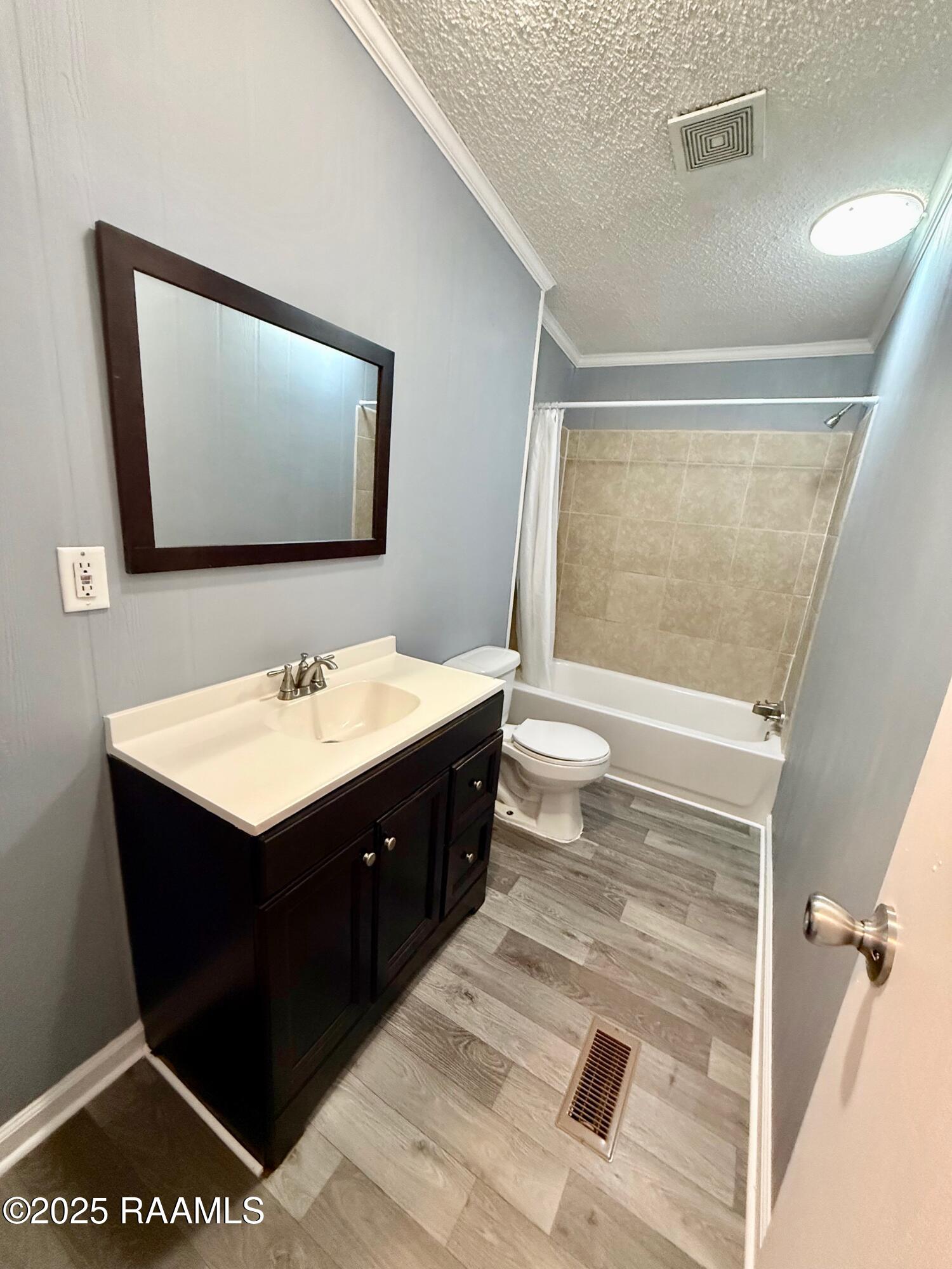 2900 Loreauville Road, Unit 1 New Iberia, LA 70563 - Photo 43 of 48 2nd bathroom