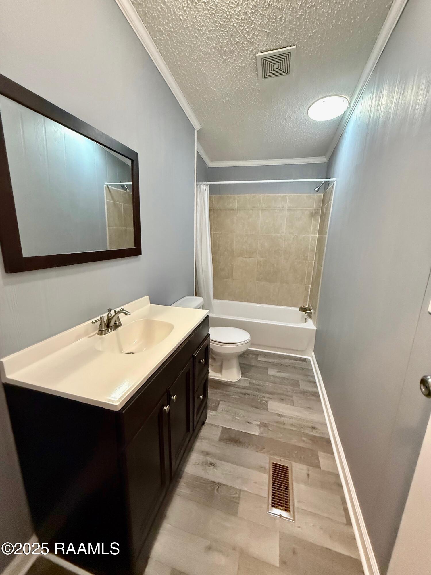 2900 Loreauville Road, Unit 1 New Iberia, LA 70563 - Photo 44 of 48 2nd bathroom