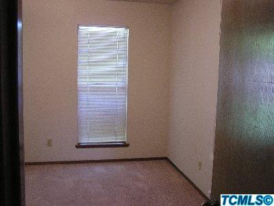 804 West Walnut Street Exeter, CA 93221 - Photo 6 of 14 One of 3 bedrooms with built-in desk