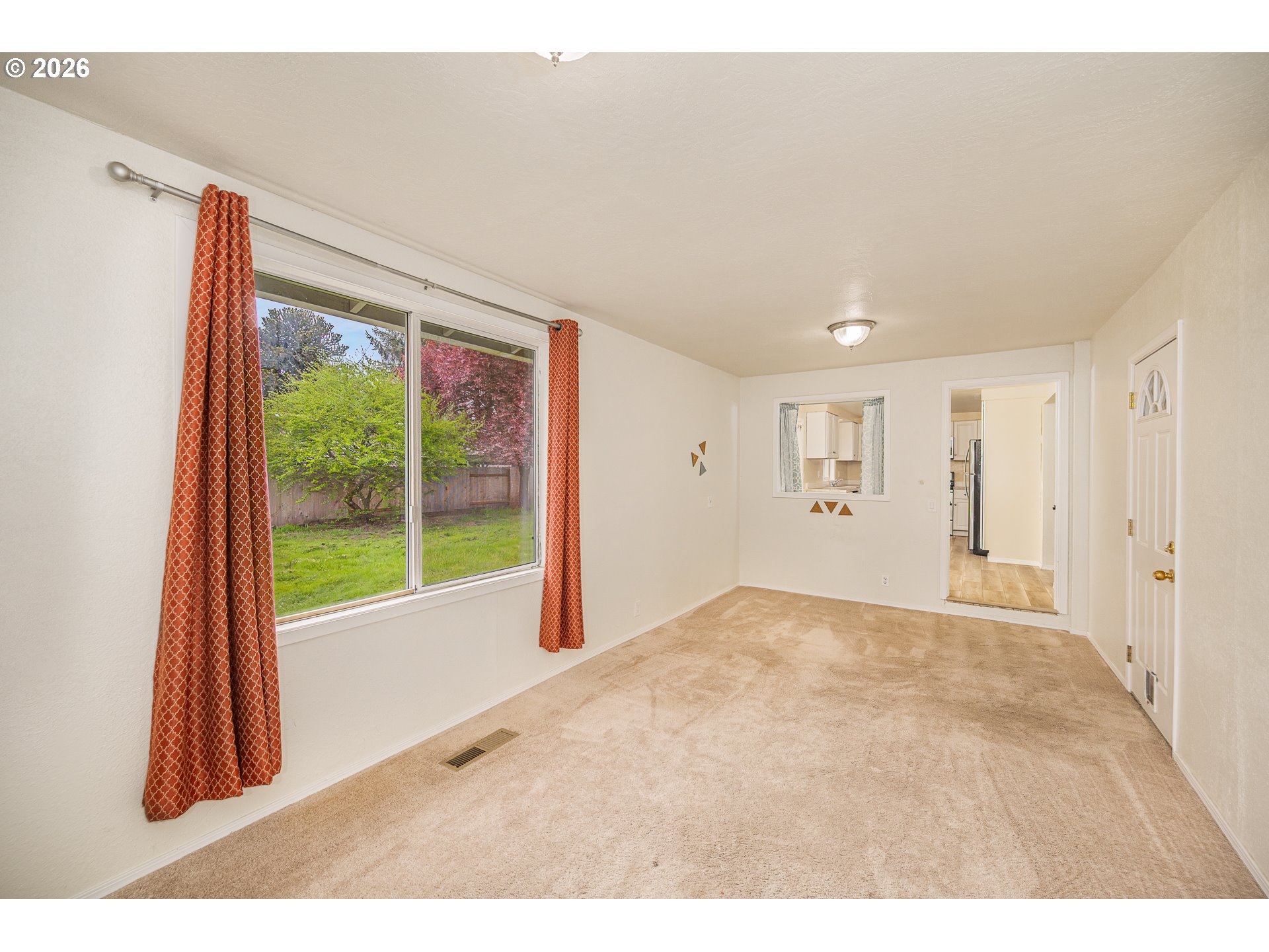 425 Autumn Avenue Eugene, OR 97404 - Photo 11 of 40 a view of an empty room with a window