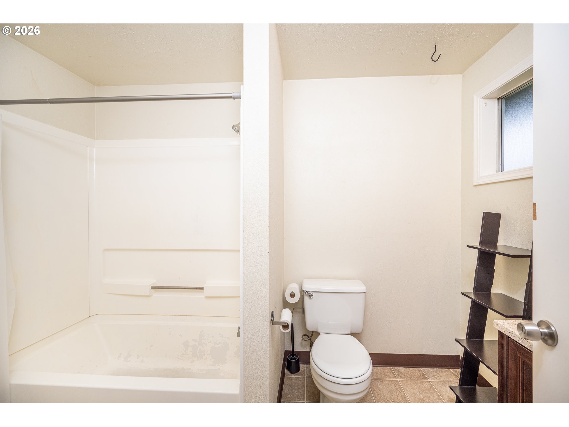 425 Autumn Avenue Eugene, OR 97404 - Photo 15 of 40 a bathroom with a toilet and a shower
