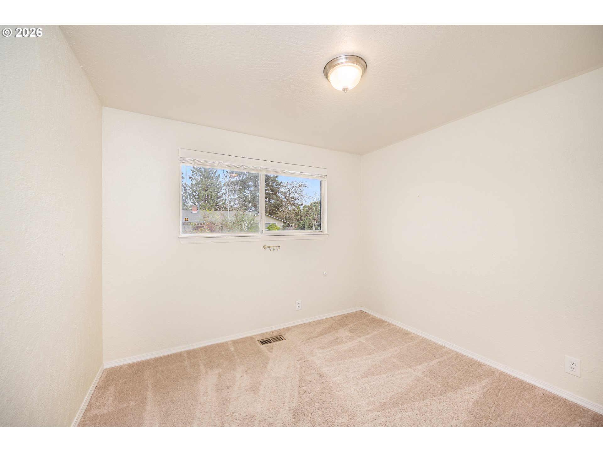425 Autumn Avenue Eugene, OR 97404 - Photo 17 of 40 a view of an empty room