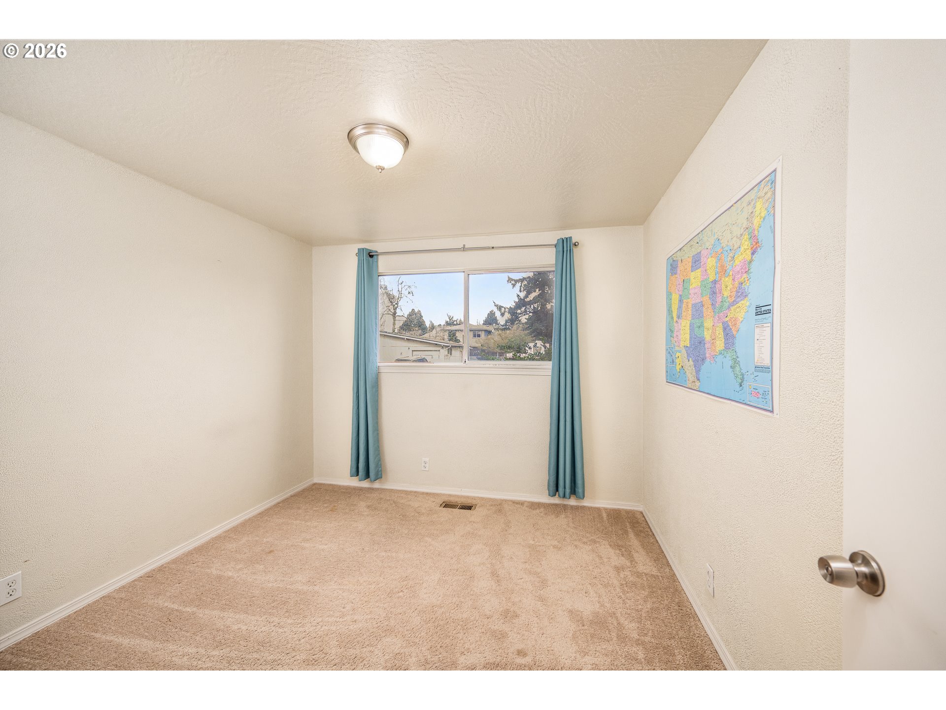 425 Autumn Avenue Eugene, OR 97404 - Photo 20 of 40 a view of a hallway with a large window