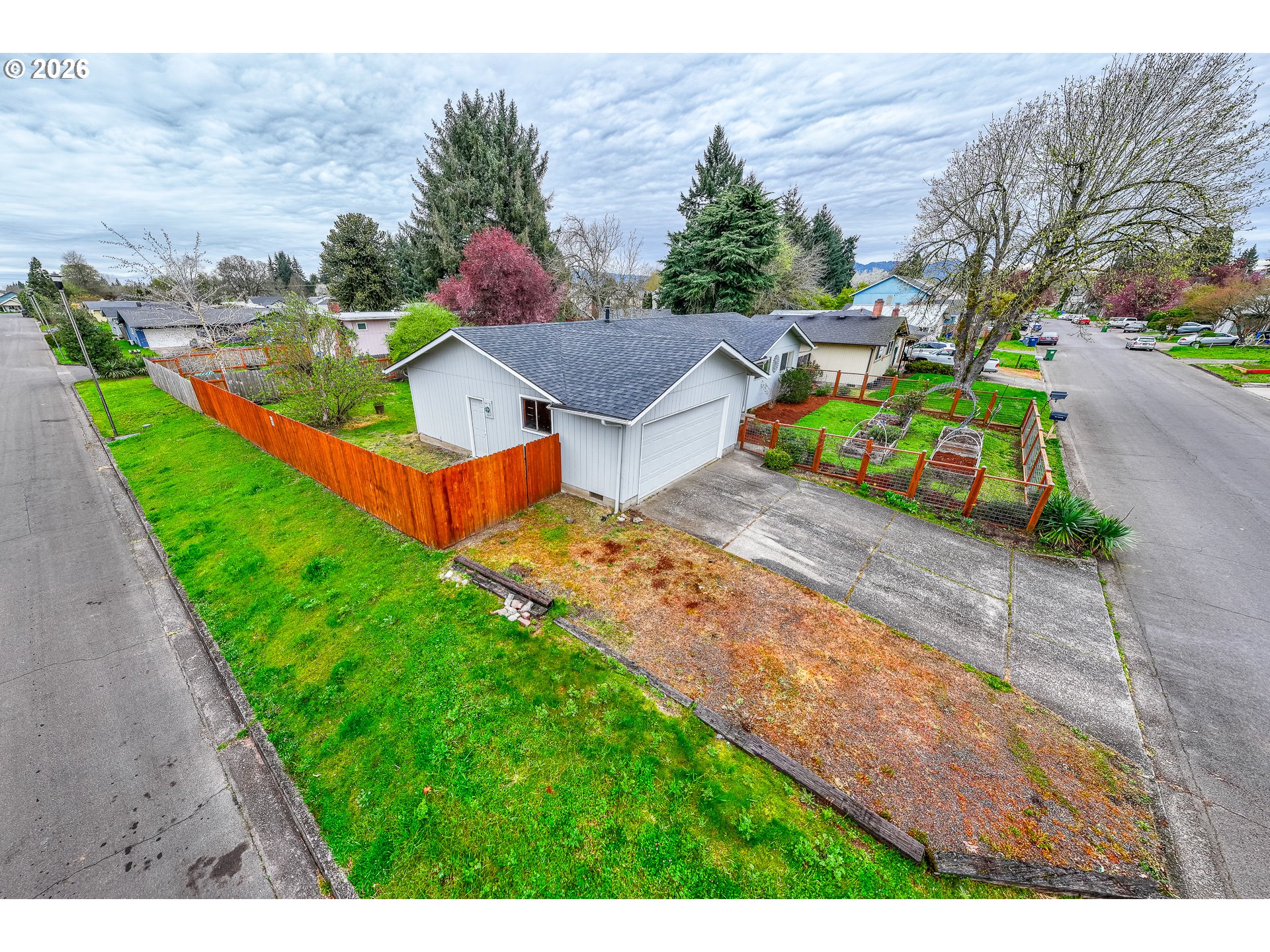 425 Autumn Avenue Eugene, OR 97404 - Photo 25 of 40 a view of yard with outdoor seating
