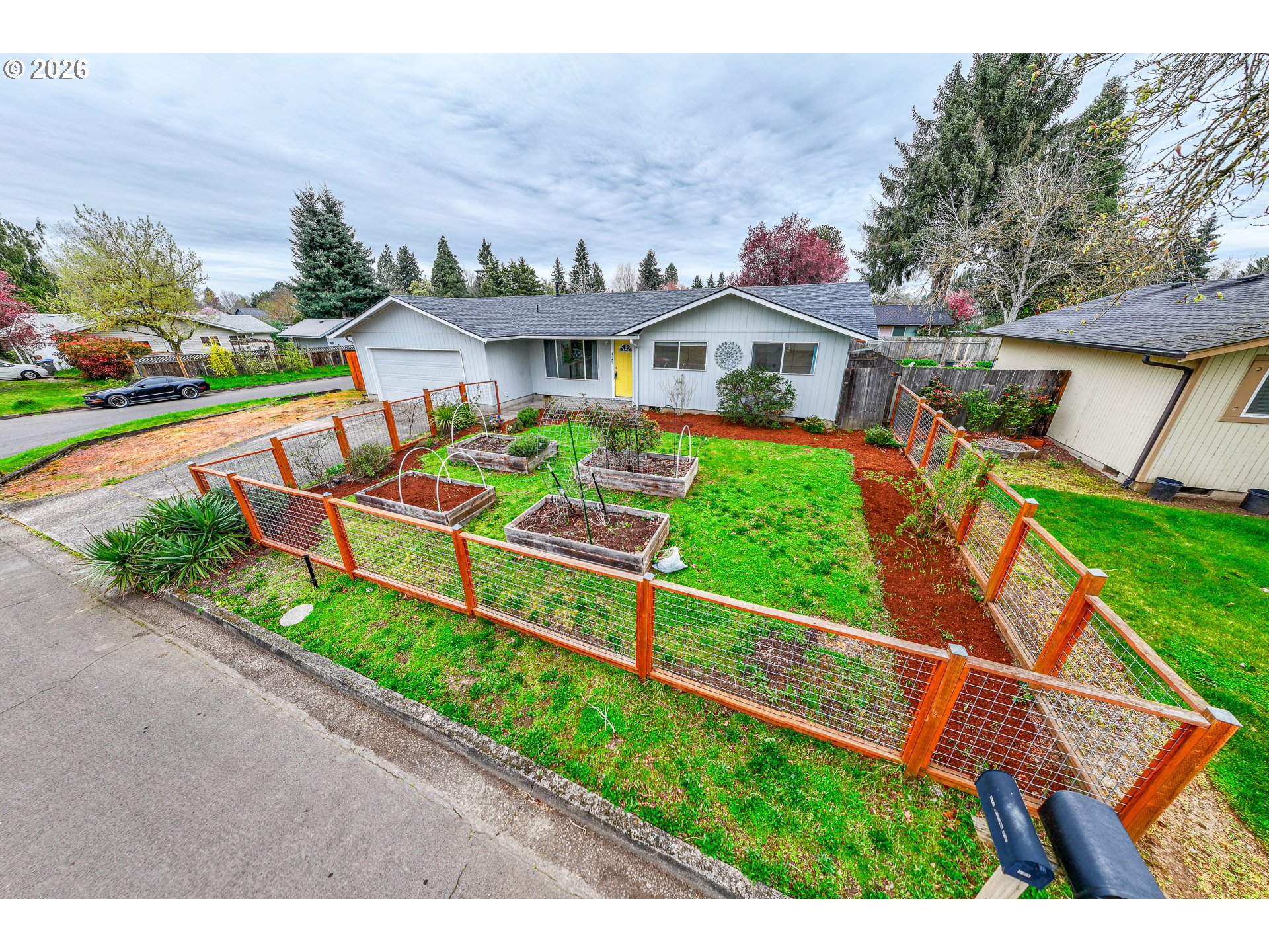 425 Autumn Avenue Eugene, OR 97404 - Photo 30 of 40 a front view of a house with garden