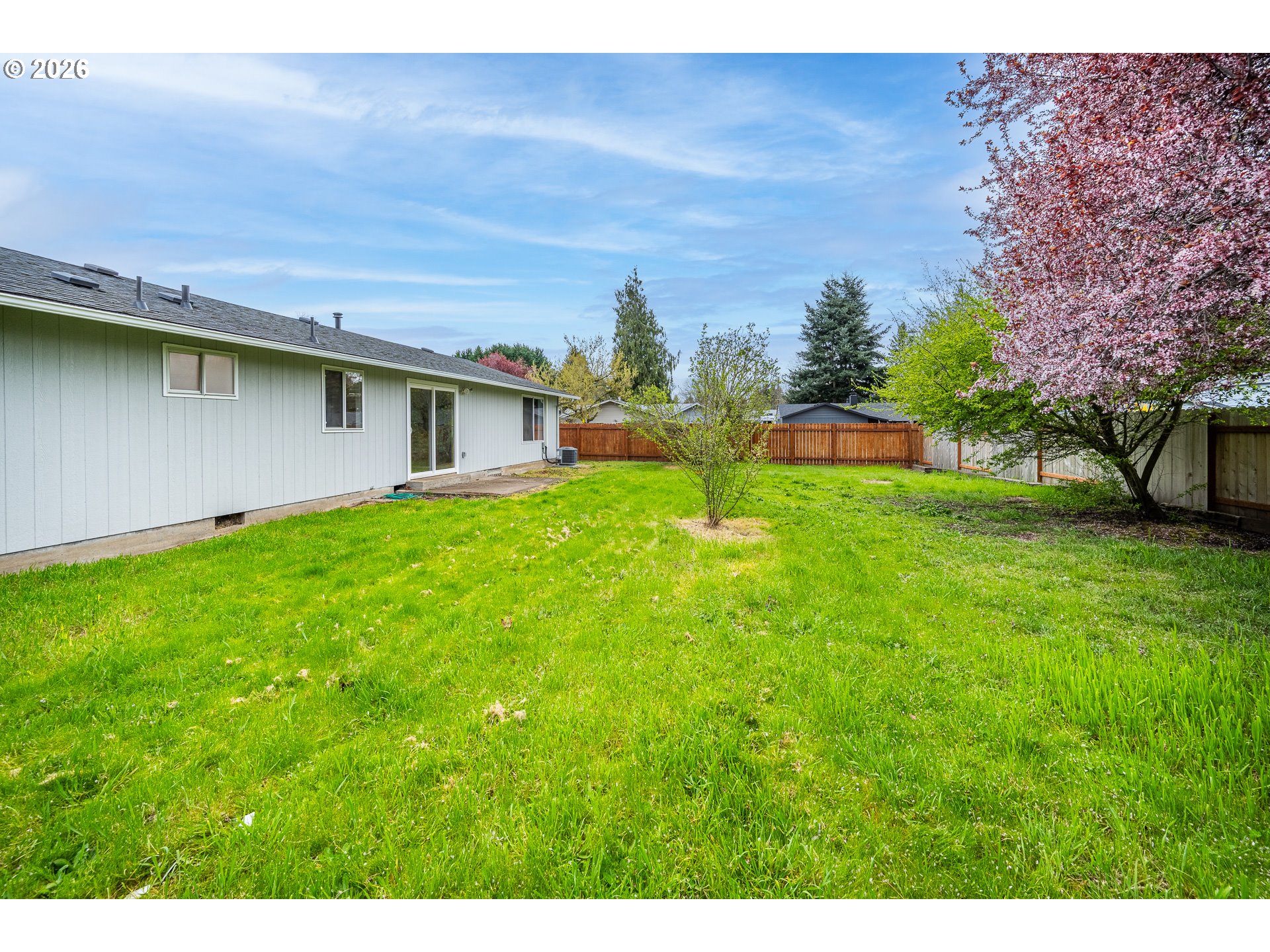 425 Autumn Avenue Eugene, OR 97404 - Photo 31 of 40 a backyard of a house with lots of green space