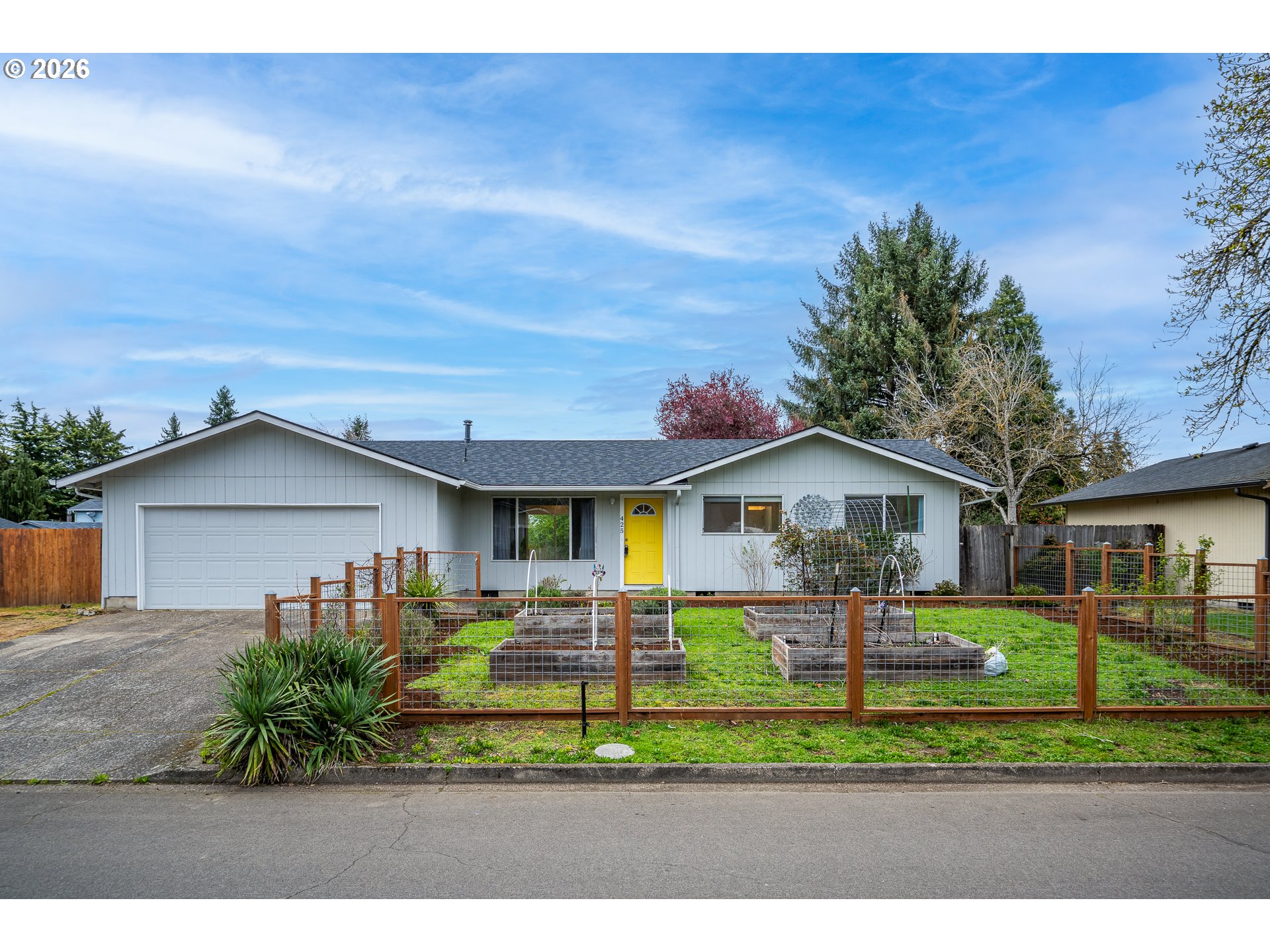 425 Autumn Avenue Eugene, OR 97404 - Photo 39 of 40 a front view of a house with a yard