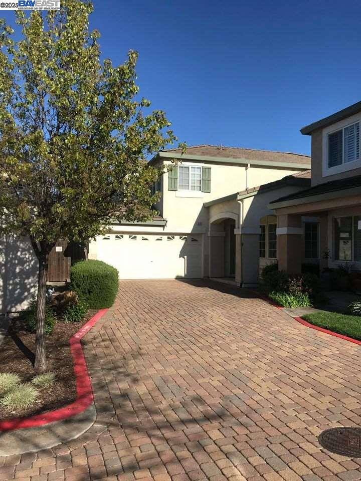 2173 Leafcrest Common Livermore, CA 94551 - Photo 2 of 25 a front view of a house with a yard