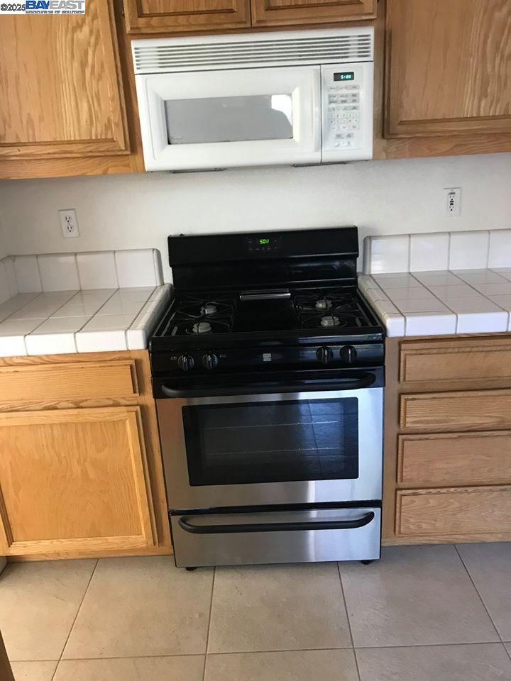 2173 Leafcrest Common Livermore, CA 94551 - Photo 10 of 25 a stove top oven sitting inside of a kitchen