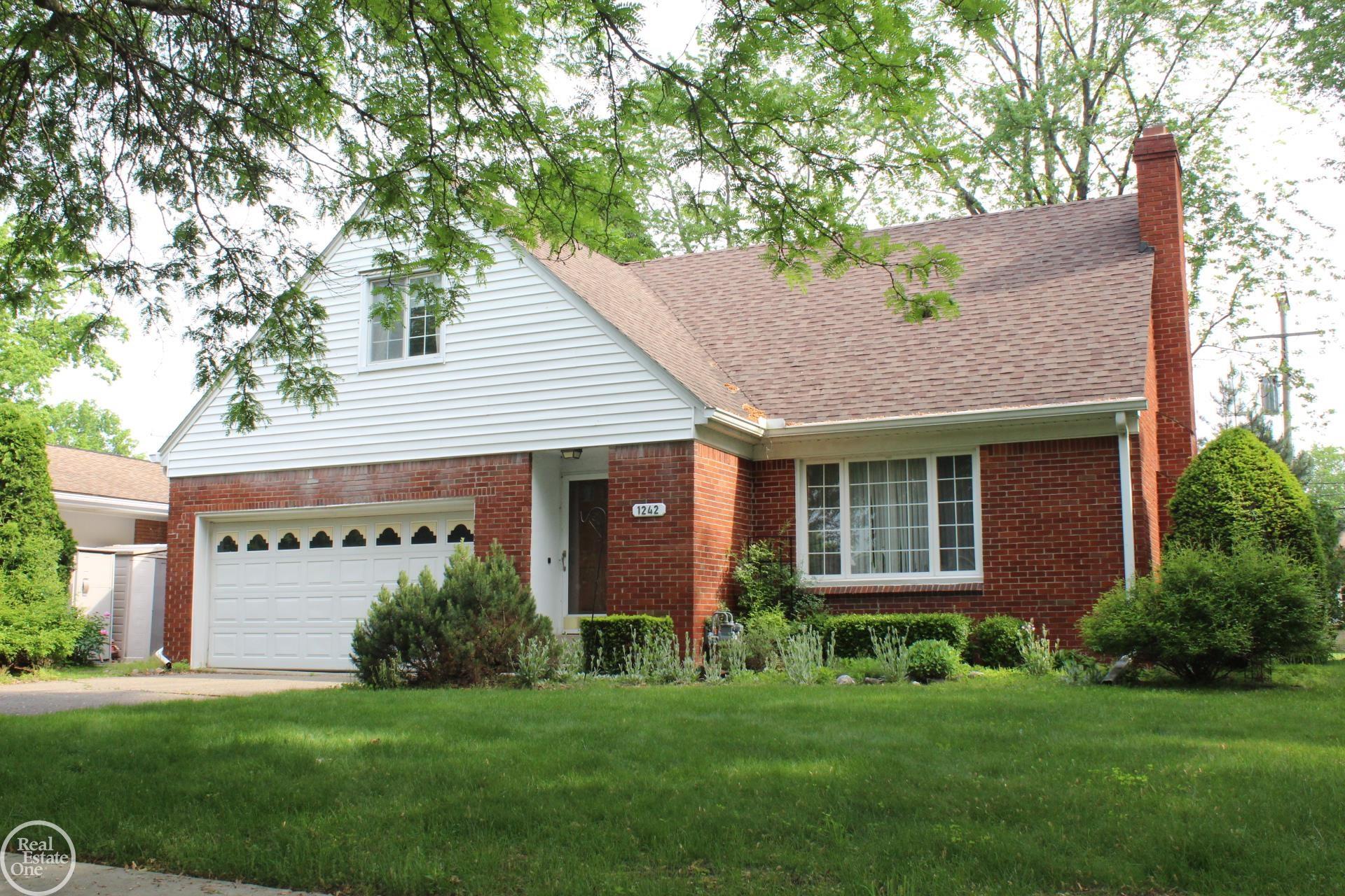 1242 Hawthorne Road Grosse Pointe, MI 48236 - Photo 1 of 32 50101939.JPG