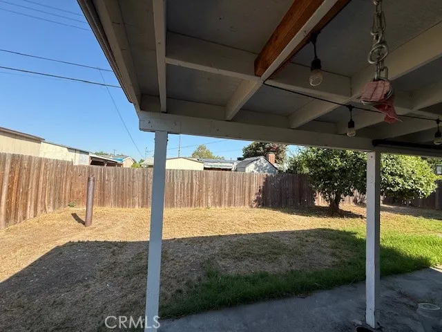 a view of a backyard