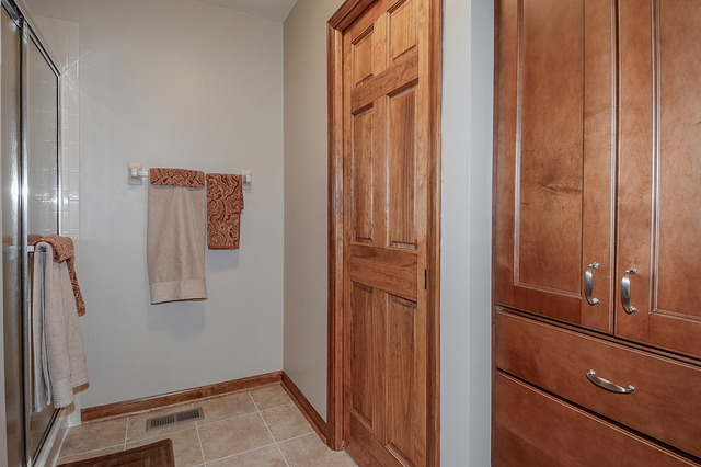 2570 Miller Road Geneva, IL 60134 - Photo 15 of 21 a bathroom with a mirror