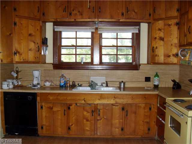 246 S Road Lexington, NC 27292 - Photo 4 of 16 Kitchen.