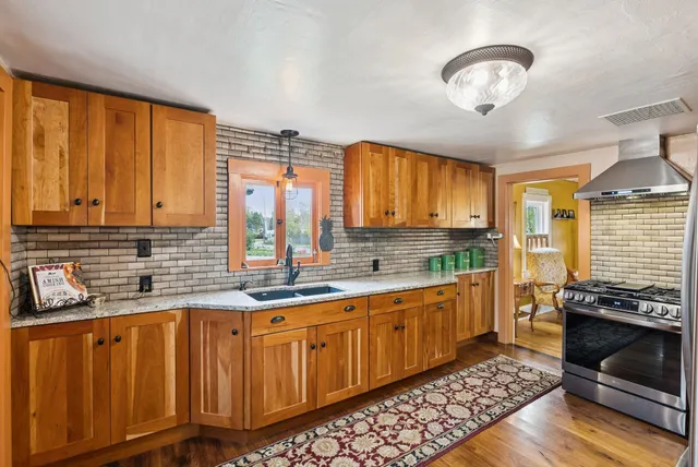 $570,000 | 12 Sea Street, Boothbay Harbor, ME 04538