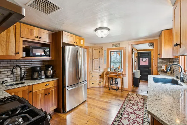 $570,000 | 12 Sea Street, Boothbay Harbor, ME 04538