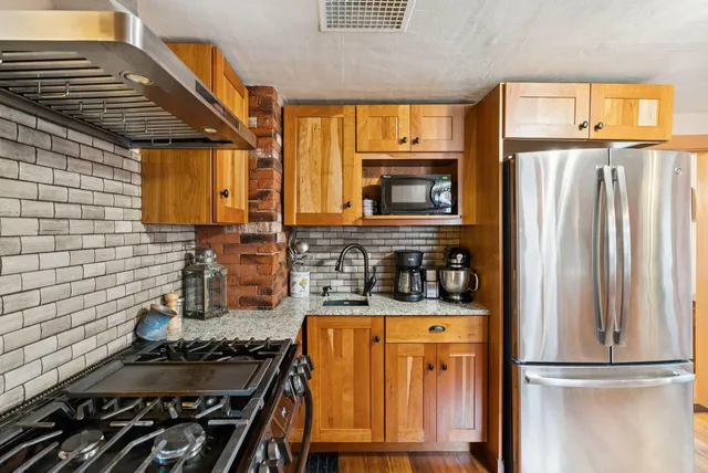 $570,000 | 12 Sea Street, Boothbay Harbor, ME 04538