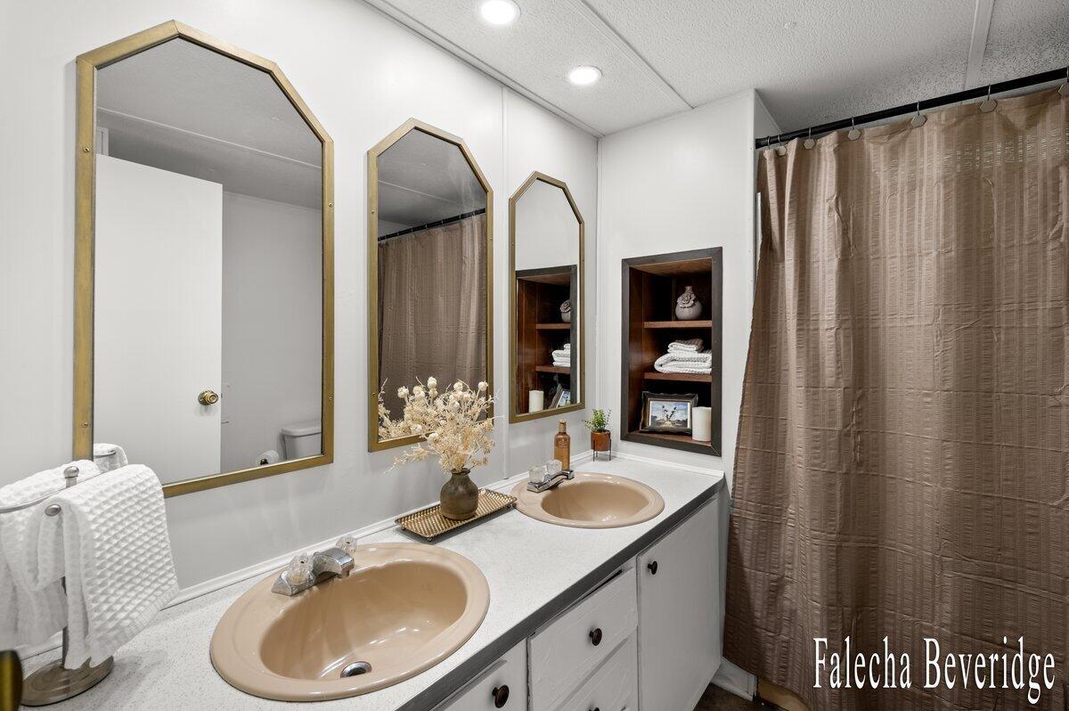 1202 Lincoln Road Allegan, MI 49010 - Photo 14 of 20 Bathroom