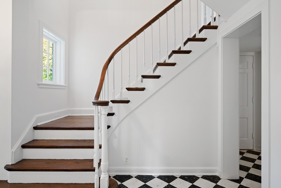 1042 Pawnee Road Wilmette, IL 60091 - Photo 4 of 24 Gallery Image 4