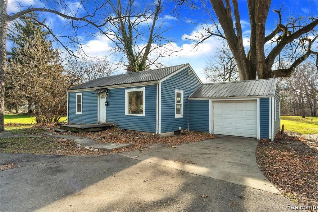 823 West Silver Lake Road Fenton, MI 48430 - Photo 1 of 31
