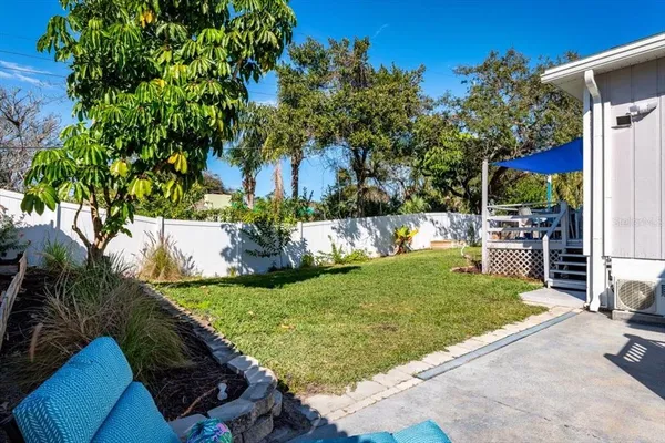 a view of a backyard