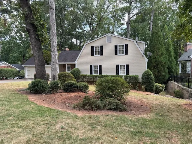 a view of a house with a yard