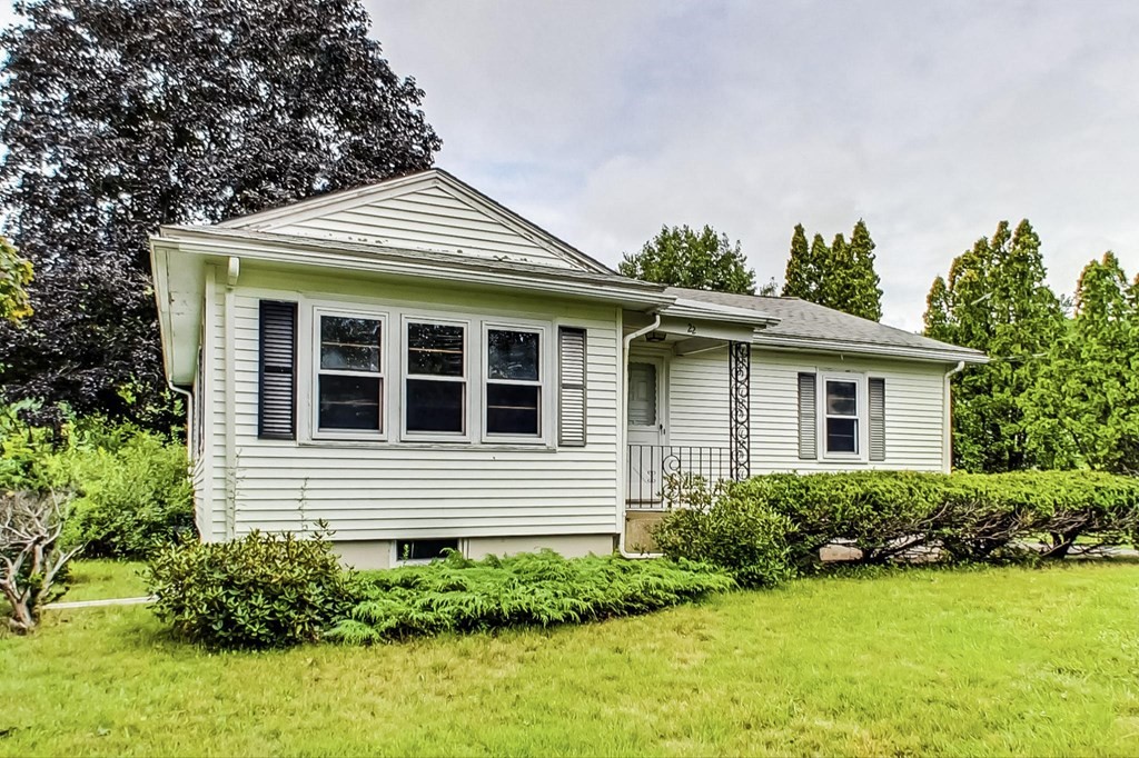 22 Ferry Road Salisbury, MA 01952 - Photo 1 of 34 a front view of a house with garden