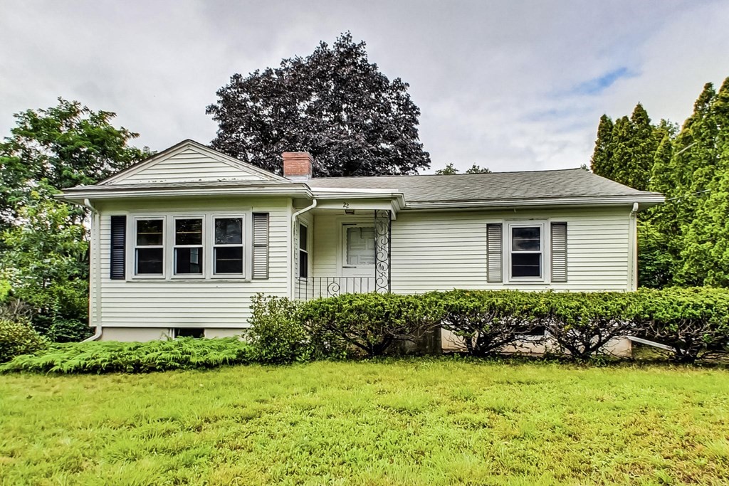 22 Ferry Road Salisbury, MA 01952 - Photo 2 of 34 front view of a house with a yard