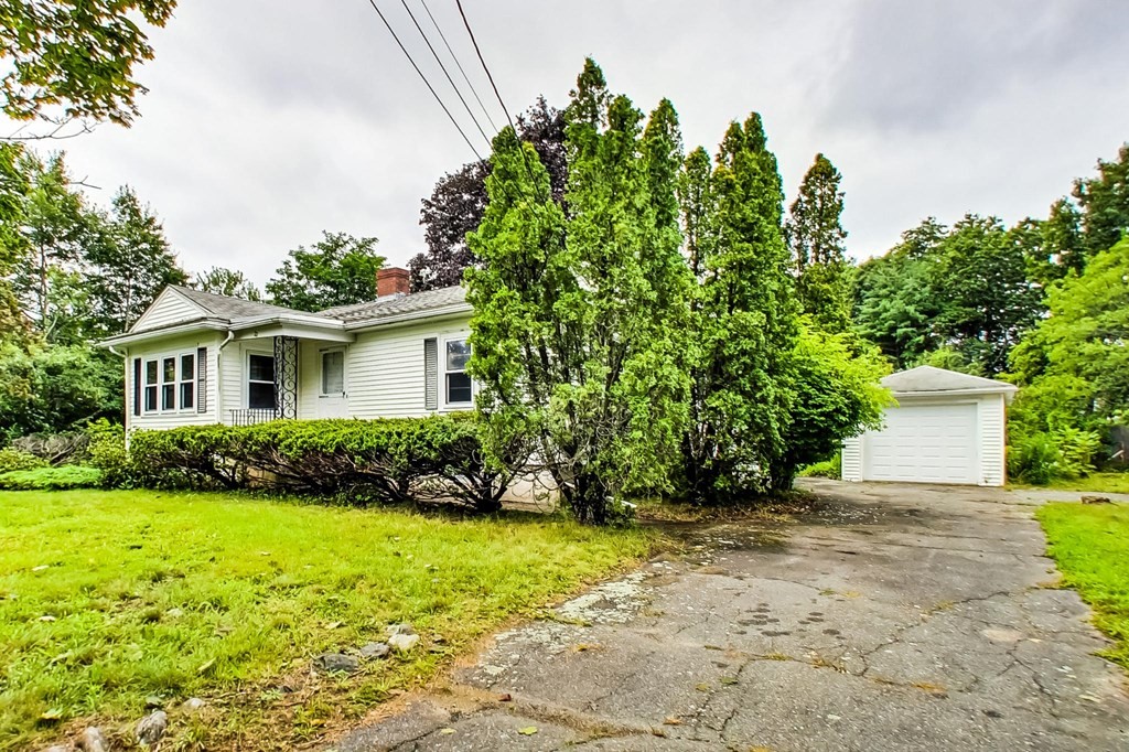 22 Ferry Road Salisbury, MA 01952 - Photo 4 of 34 a view of a house with backyard and garden