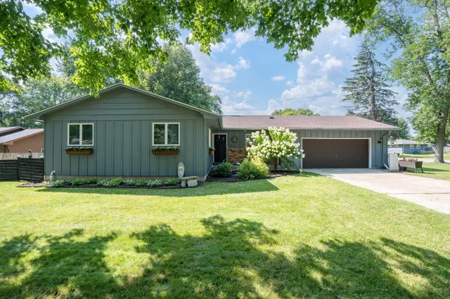 $345,500 | 301 Nottingham Court, North Mankato, MN 56003