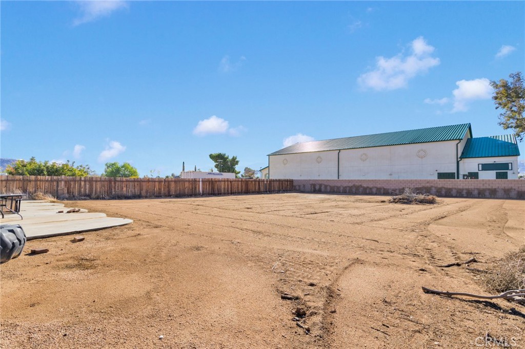 22517 Ojai Road Apple Valley, CA 92308 - Photo 23 of 25 a view of a backyard of a house