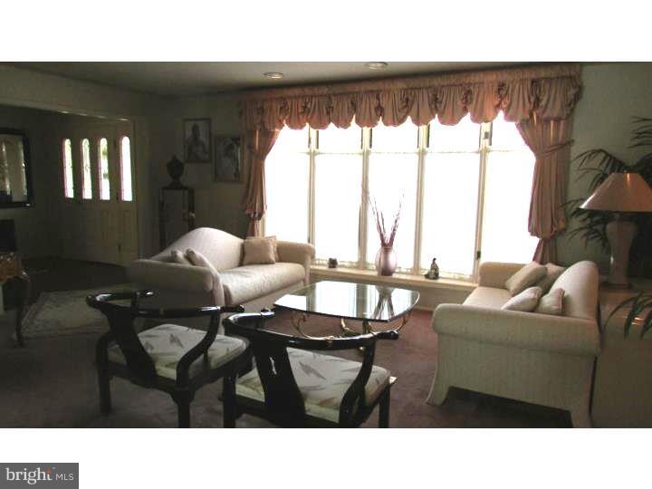 372 Harford Road Somerdale, NJ 08083 - Photo 4 of 24 Living Room