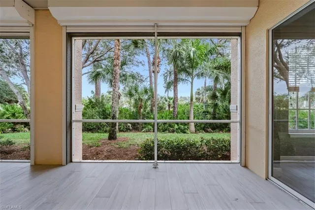 a view of a backyard