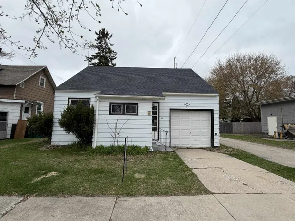 $94,900 | 1211 Wells Street, Marinette, WI 54143