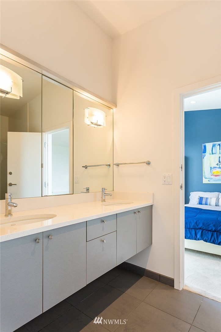 5505 South Upland Road Seattle, WA 98118 - Photo 20 of 32 a bathroom with a bathtub sink and mirror