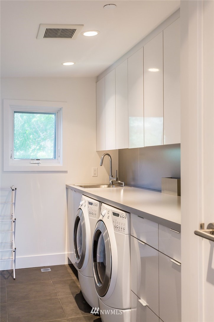 5505 South Upland Road Seattle, WA 98118 - Photo 21 of 32 a utility room with dryer and washer
