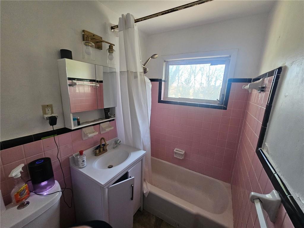 5341 Old Floyd Road Southwest Mableton, GA 30126 - Photo 4 of 8 a bathroom with a tub sink and mirror