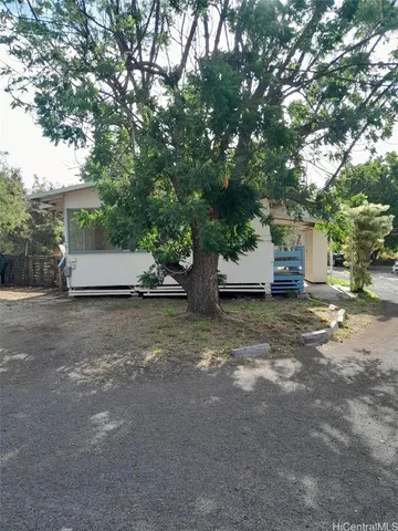 a view of a house with backyard