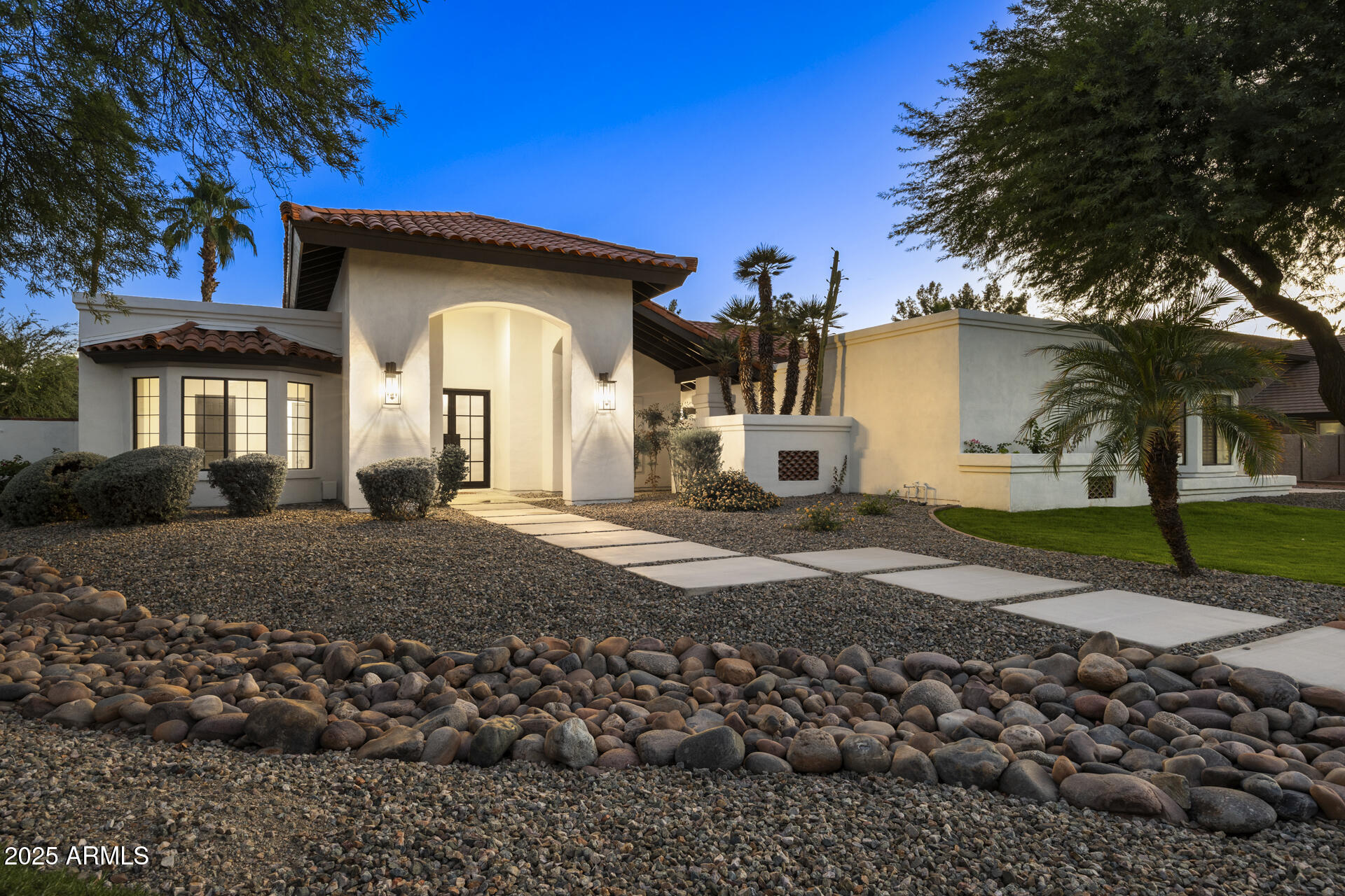 1739 East Knox Road Tempe, AZ 85284 - Photo 2 of 49 East Front Close