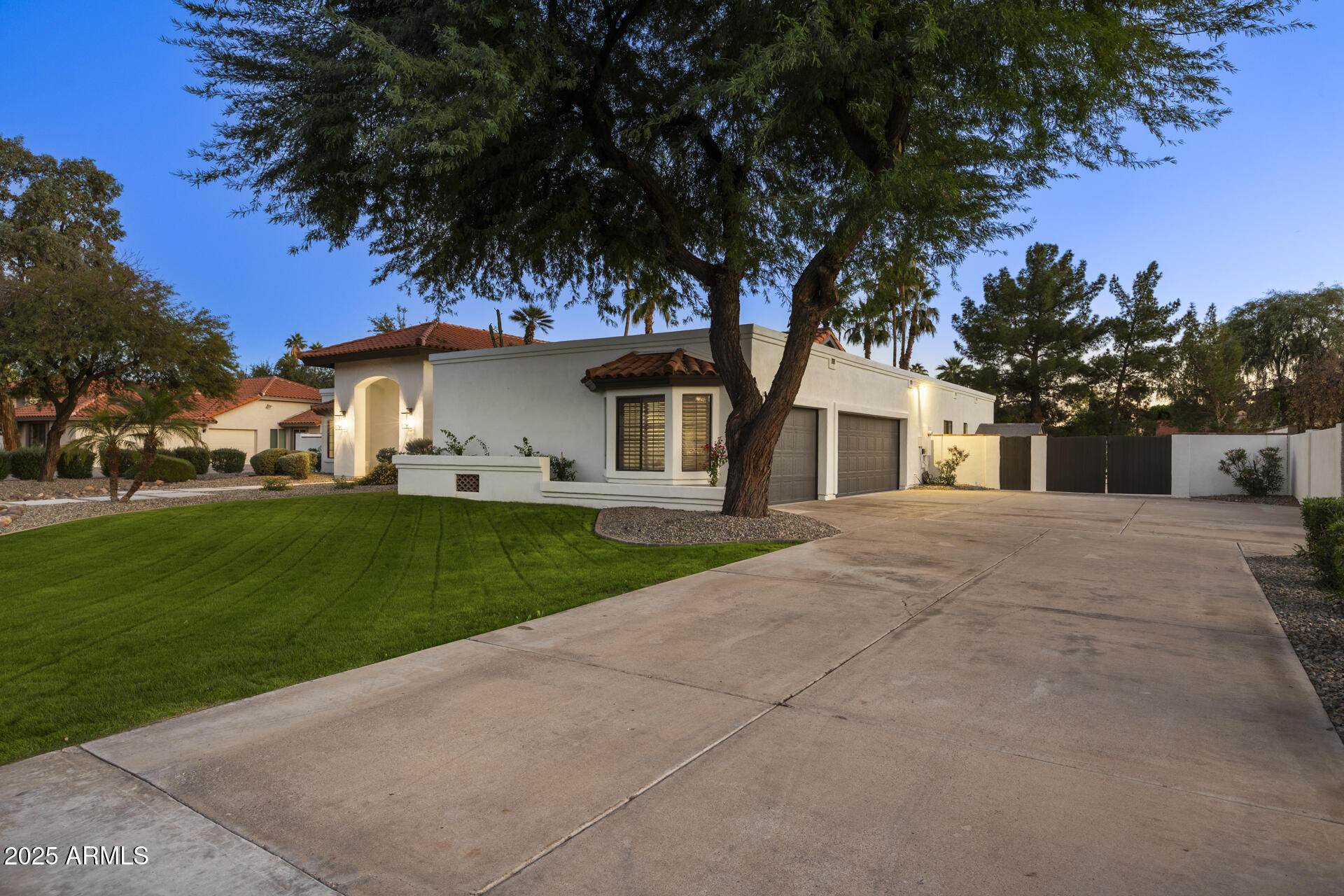 1739 East Knox Road Tempe, AZ 85284 - Photo 3 of 49 Driveway