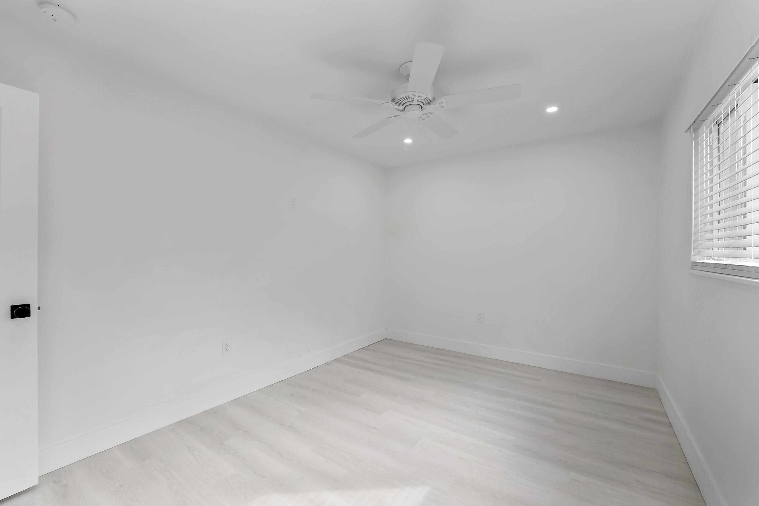 1279 Beach Road, Unit 3 West Palm Beach, FL 33404 - Photo 19 of 27 27-DSC09101