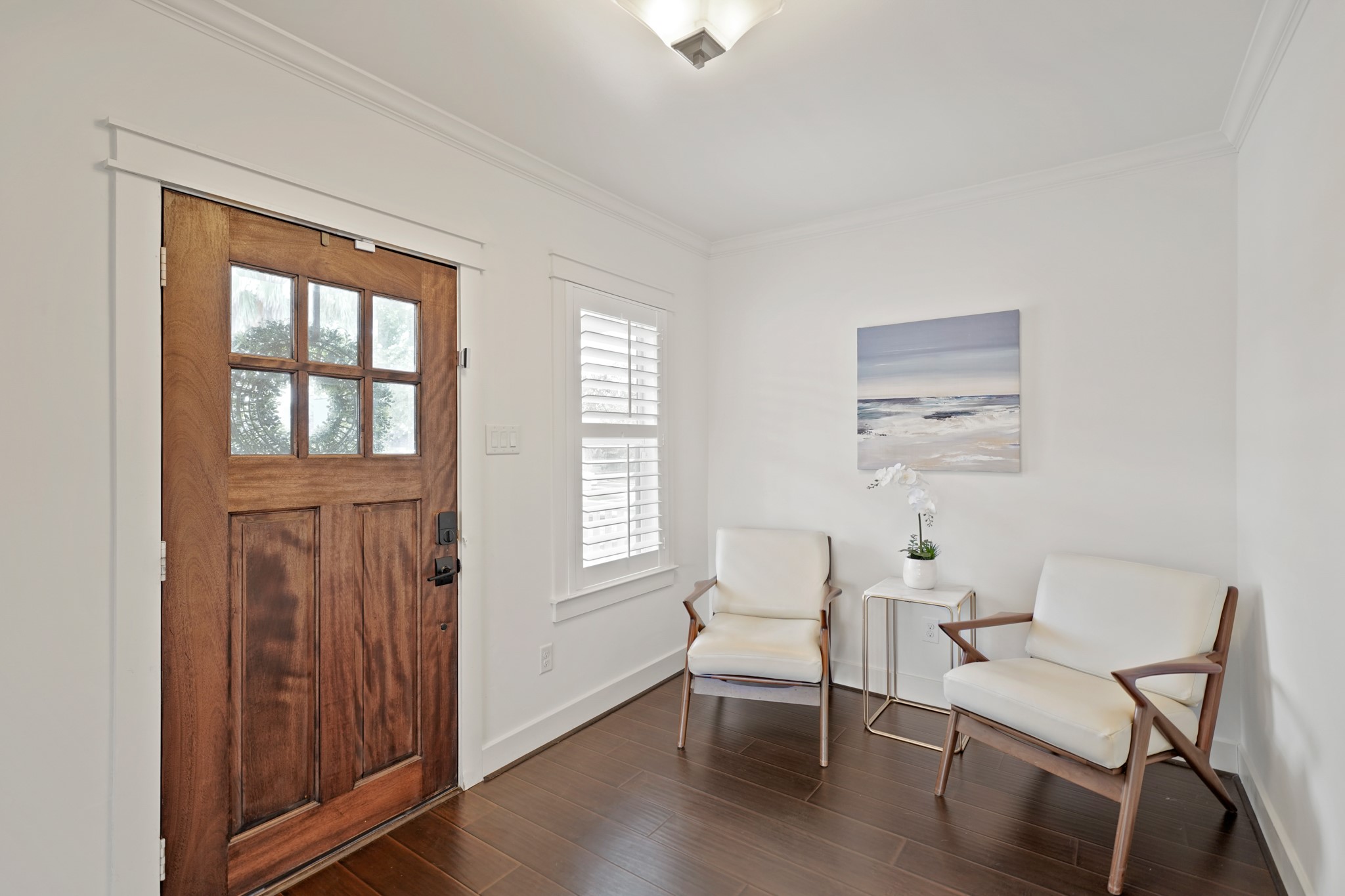 1311 Walton Street Houston, TX 77009 - Photo 4 of 43 The foyer is highlighted by crown moulding and offers plenty room for furniture placement or a cozy sitting area.