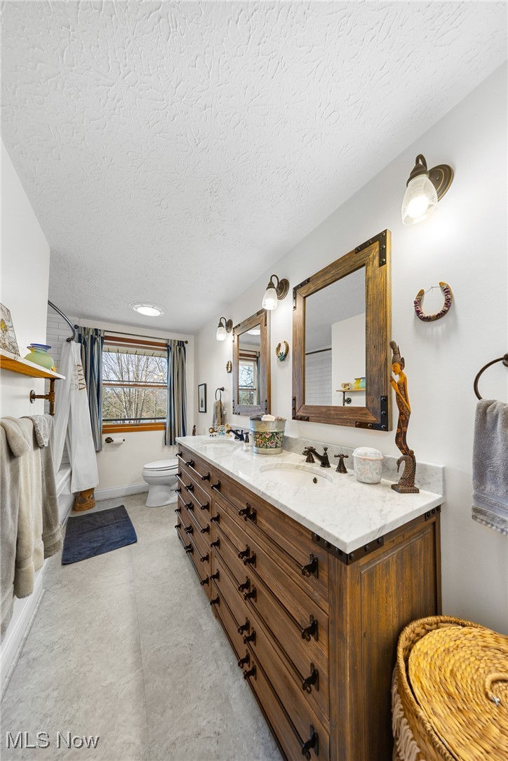 4515 State Road Medina, OH 44256 - Photo 22 of 36 Bathroom with a shower with curtain, toilet, a sink, a textured ceiling, and double vanity