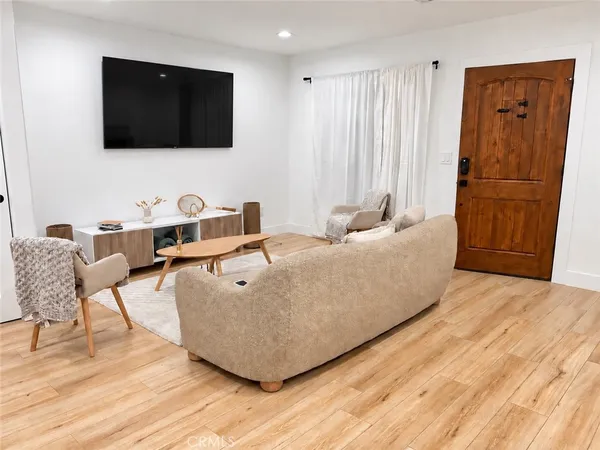 $4,300 | 1272 South Muirfield Road, Los Angeles, CA 90019